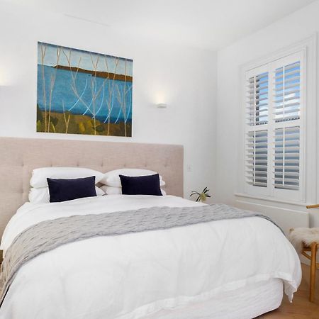 Sullivans Cove Apartments Χόμπαρτ Εξωτερικό φωτογραφία Plantation shutters in a bedroom