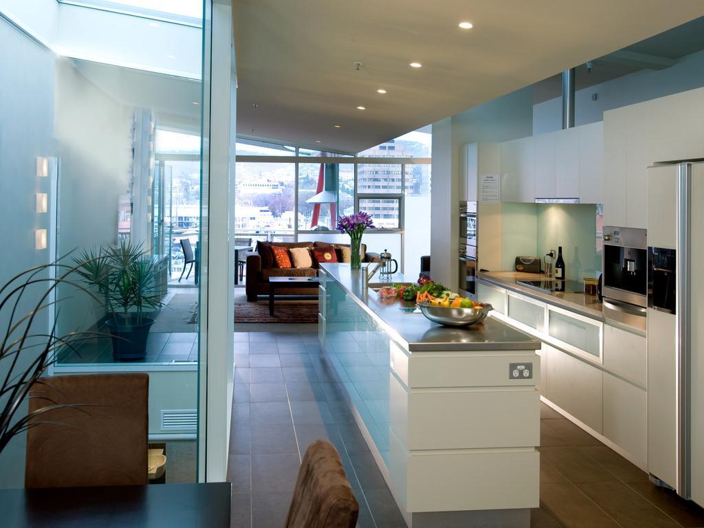 Sullivans Cove Apartments Χόμπαρτ Εξωτερικό φωτογραφία A kitchen in a penthouse apartment