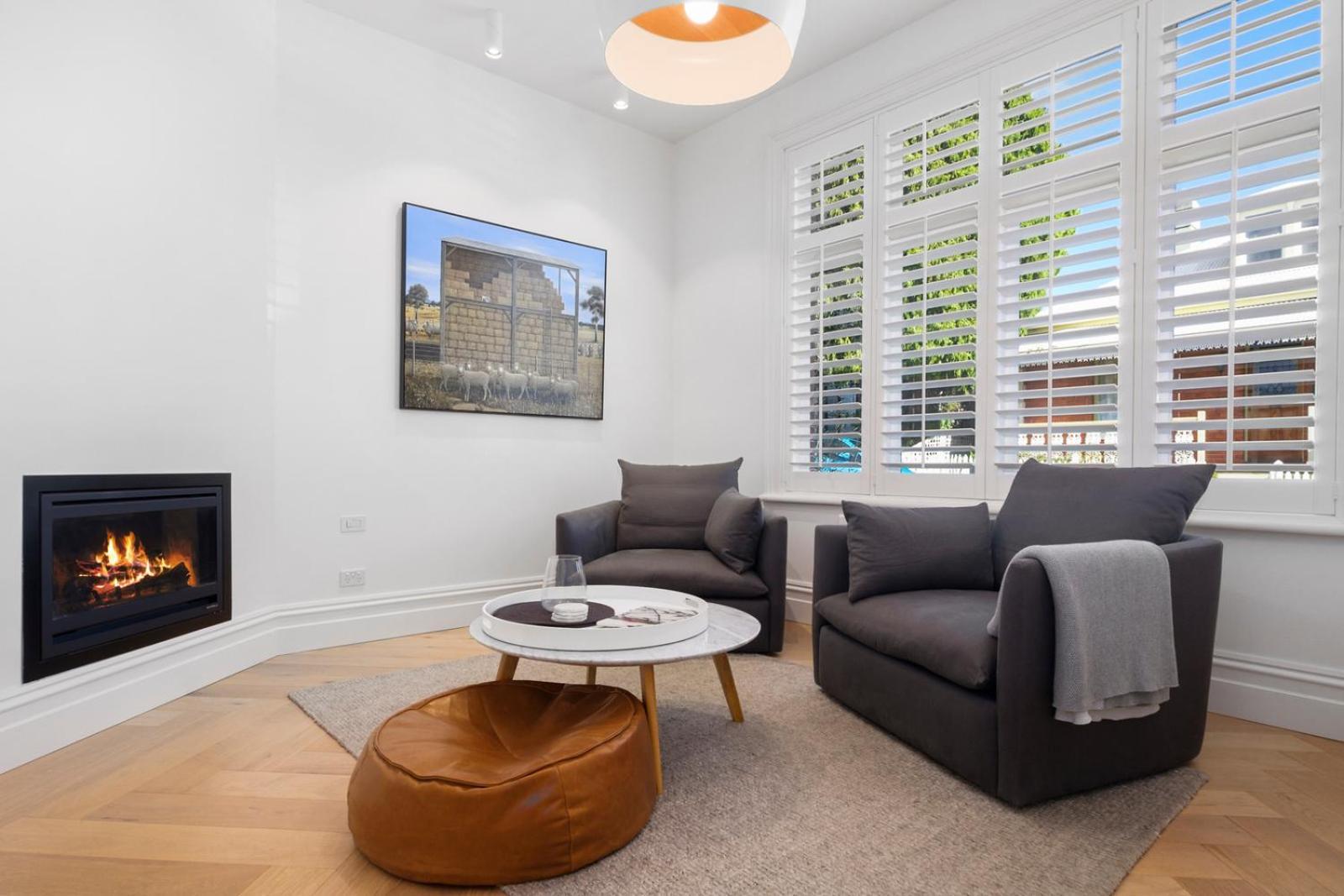 Sullivans Cove Apartments Χόμπαρτ Εξωτερικό φωτογραφία A living room with a fireplace