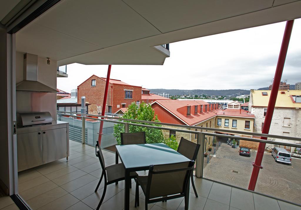 Sullivans Cove Apartments Χόμπαρτ Εξωτερικό φωτογραφία A balcony in a modern apartment